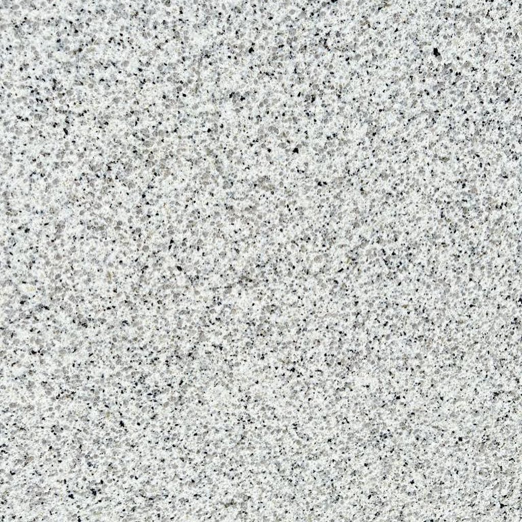 Chapa de granito Branco Ceará vista de perto: fundo branco com grãos miúdos cinza e pretos bem distribuídos
