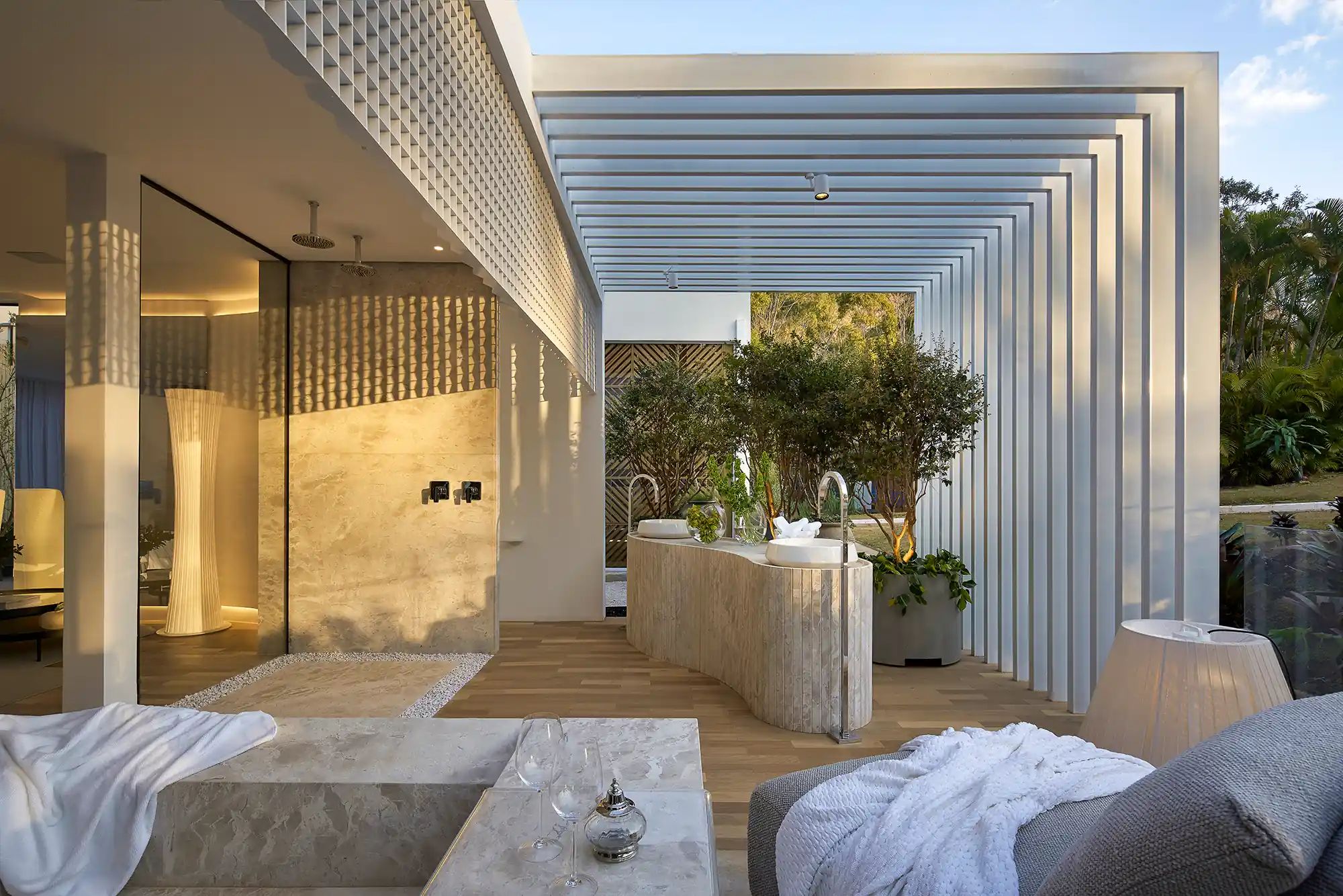 Travertino na área da piscina: vale a pena?